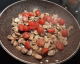 Foto del paso 2 de la receta: Pasta con champiñones, guisantes y tomates cherry