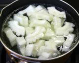 鹹蛋甜豆炒苦瓜的食譜步驟1照片
