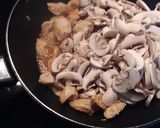 Foto del paso 4 de la receta Pollo con champiñones a la crema