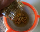 Foto del paso 1 de la receta: Ensalada de habitas baby en aceite con anchoas en conserva
