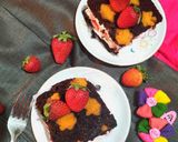 A picture of step 21 of Star print strawberry chocolate sandwich cake.