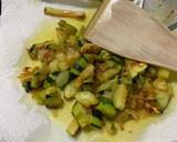 Foto del paso 5 de la receta: Tortilla de patata con calabacín y ajos tiernos