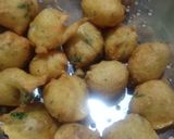 वडे उडीद मुगा चे (wade udid mugache recipe in marathi) रेसिपी स्टेप 4 फोटो 