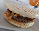 Foto del paso 3 de la receta: Hamburguesa de ternera con cebolla caramelizada y queso brie