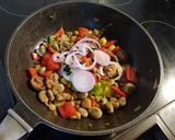 Foto del paso 2 de la receta: Wok de habas y hongos shiitake