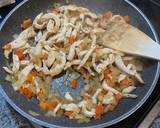 Foto del paso 3 de la receta: Crepes de pollo, cebolla y nata