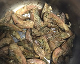 Foto del paso 3 de la receta: Huevo roto con rovellons, (níscalos) ajo, jengibreHierbas de Provenza y sal rosa