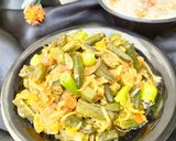 A picture of step 6 of Fried Bhindi Pyaz 🍅🌶️🧅.