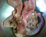 Foto del paso 3 de la receta: Medallones de pavo con salsa fina de pimienta y cardamomo