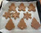 Φωτογραφία βήματος 6 της συνταγής Gingerbread cookies με επικάλυψη σοκολάτα και maple syrup frosting