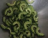 รูปขั้นตอนการทำที่ 2 ของ มะระขี้นกยักษ์ผัดไข่ใส่พริก