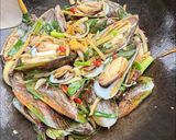 A picture of step 6 of Stir-fry mussels with ginger and basil.