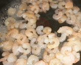 Foto del paso 2 de la receta: Pasta con camarones a los 4 quesos