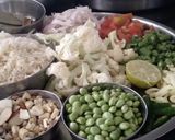 फुलकोबी तुरीच्या दाण्याचा पुलाव : (fulgobi turichya danyacha cauliflower pulao recipe in marathi) रेसिपी स्टेप 1 फोटो