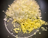 Foto del paso 2 de la receta: Langostinos con salsa de cacahuete y arroz basmati