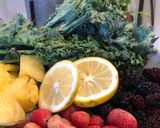Foto langkah ke 1 dari resep Healthy Juice: Kale, Nanas, Lemon, Strawberry, Blackberry.