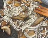 Foto del paso 3 de la receta: Revuelto de setas y gulas