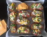 Hình bước làm 2 của món Bánh mì nguyên cám phủ rau củ nấm mix cheese nướng