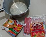 Foto langkah ke 1 dari resep Mie Gulung Sosis Tanpa Telur.