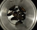 Foto del paso 2 de la receta: Sopa de mejillones al azafrán