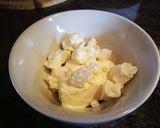 Foto del paso 3 de la receta: Barra de pan de centeno con crema de queso y hojas verdes