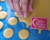 Foto langkah ke 10 dari resep Cookies Hias Coklat Leleh.