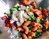 Hình bước làm 3 của món Salad Nui Trộn Ức Gà Xé, Rau Củ & Sữa Chua Healthy