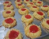 Foto langkah ke 6 dari resep Cheese Strawberry Thumbprint Cookies.