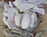 Hình bước làm 1 của món Mì udon xào nấm tươi, ngó sen, chả cá, xúc xích