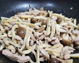 蒜味雙菇(杏鮑菇.鴻喜菇)炒肉絲的食譜步驟6照片