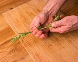 Csirkemáj baconbe tekerve, rozmaring nyárson recept fázis 4 fotója