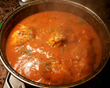 Foto del paso 27 de la receta: Muslos de pollo en salsa de tomate con patatas fritas en aceite de pollo frito