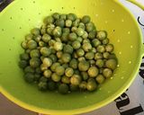 Une image de l'étape 2 de Sundakai aux tomates et épices indiennes.