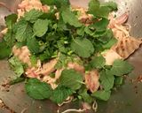 รูปขั้นตอนการทำที่ 3 ของ ลาบไก่ยอเห็ดเข็มทอง คีโต