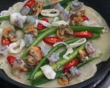 Gambar langkah 4 resipi Haemul Pajeon (Korean Seafood Pancake).