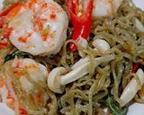 รูปขั้นตอนการทำที่ 4 ของ บะหมี่ผักผัดขี้เมากุ้ง