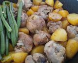 Foto del paso 8 de la receta: Pollo al ajillo con patatas