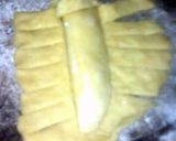 Foto langkah ke 3 dari resep Roti goreng kepang isi pisang keju.