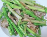 Hình bước làm 4 của món Thịt Ba chỉ xào măng tây
