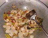 Foto langkah ke 5 dari resep Oseng so'un with bakso dan udang.