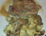 Foto del paso 1 de la receta Muslo de pollo al horno con alcachofas y cardo salteadas