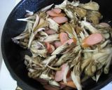 A picture of step 3 of Maitake Mushroom and Sausage Cheese Omelette.