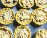 Foto langkah ke 5 dari resep Blueberry crumble pie.