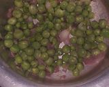 A picture of step 1 of Green peas mint soup.