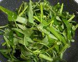 Foto langkah ke 3 dari resep Cah Kangkung Bawang Putih.