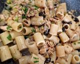 Foto del paso 5 de la receta Pasta con atún de mamá, cremosa (con cebollita de verdeo, alcaparras y aceitunas negras)