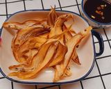 Hình bước làm 2 của món Cá khô trộn dưa leo hành tây ức gà