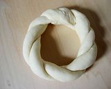 A picture of step 12 of Simit: Turkish Bread Rings Coated with Sesame Seeds.