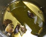 A picture of step 2 of Ruruko's Macrobiotic Soup Stock with Konbu & Shiitake Mushrooms.