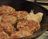 A picture of step 7 of Bean Sprouts Teriyaki Hamburgers.